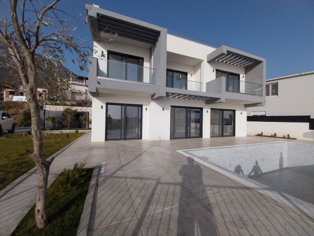 Karadağ ( Montenegro ) Bar'da Satılık 4+1 Deniz Manzaralı Özel Havuzlu Villa